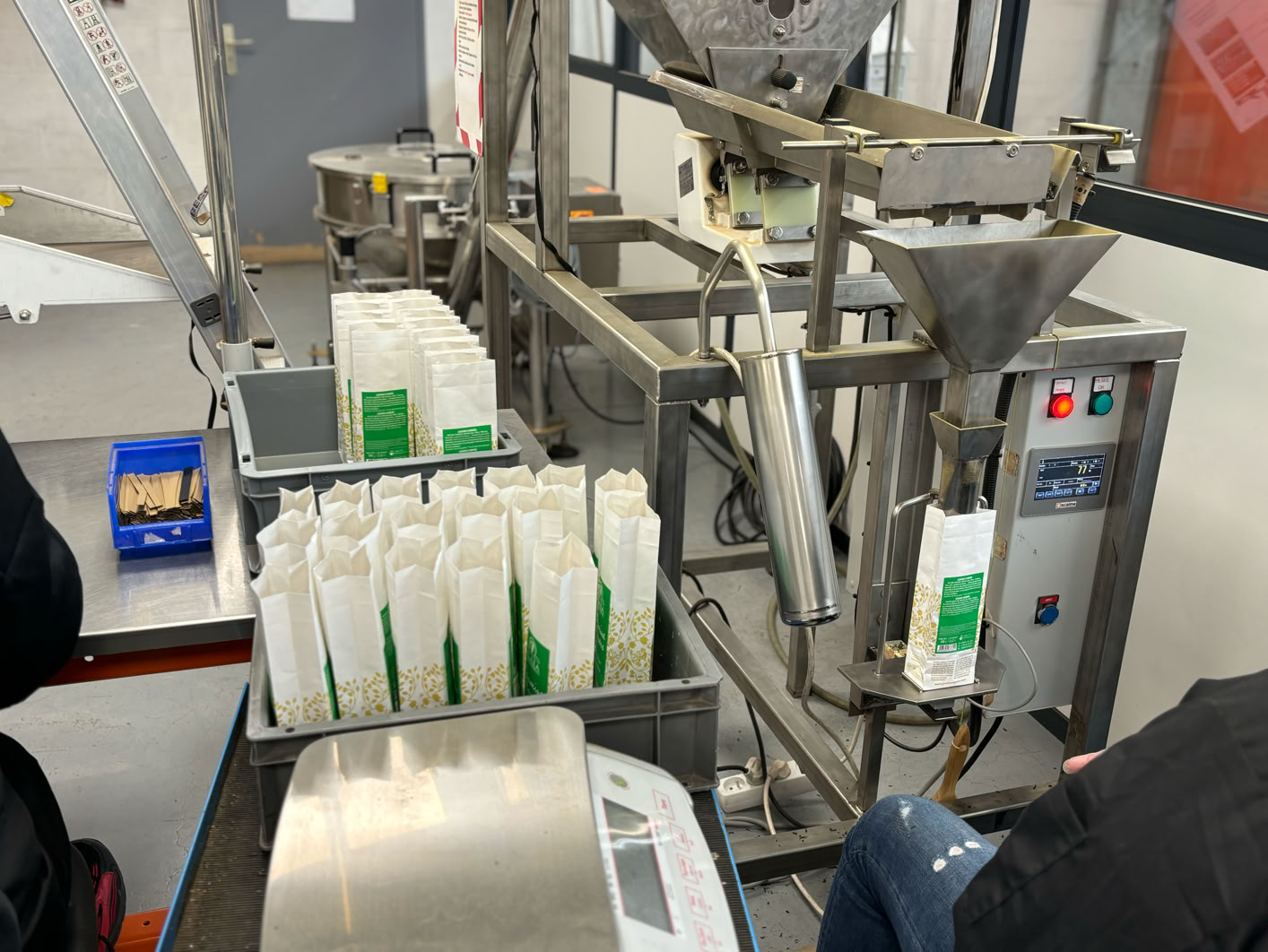 Un contrôle qualité optimal, Le respect du cahier, des charges clients et des règles d’hygiènes, Contrôle qualité des matières premières Pesée, balance à métrologie légale, Conditionnement, sachets, coques, étuis, seaux, Etiquetage, Convoyeur semi-automatique, produits conventionnels ou issus de l'agriculture biologique : chocolats, produits secs et déshydratés, thé, farine, épices, alimentation animale, Conditionnement agroalimentaire, agroalimentaire, Wissembourg, Haguenau, Duttlenheim, Benfeld, Sélestat, Colmar, Soultz, Wittenheim, Dannemarie, Ecocert, label